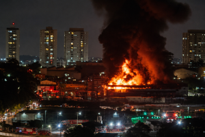 incendio-em-galpao-de-guarulhos-mobiliza-38-bombeiros-e-dura-mais-de-10-horas