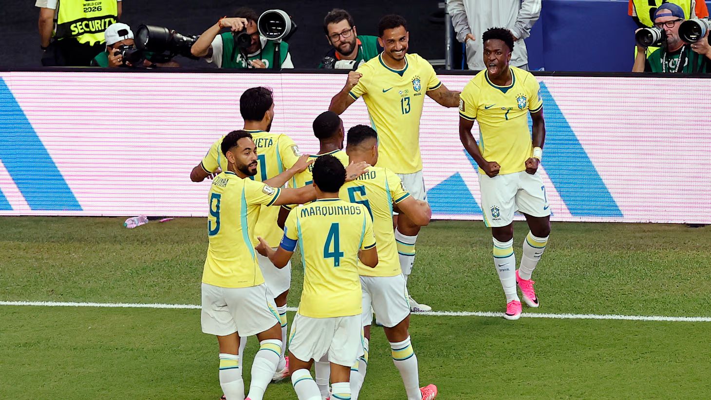 Brasil goleia a Escócia, confirma liderança do grupo e chega fortalecido ao mata-mata da Copa do Mundo
