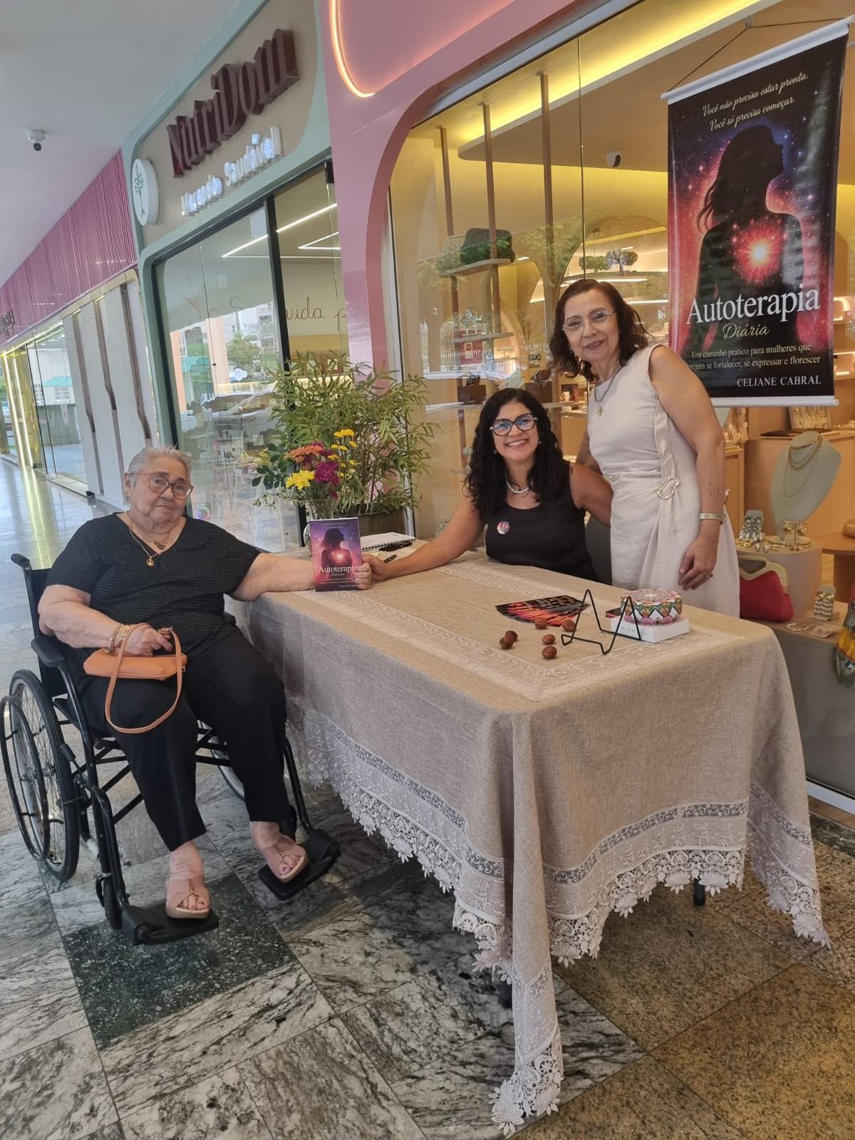 Celiane Cabral lança livro “Autoterapia Diária” em encontro marcado por acolhimento e conexão em Teresina